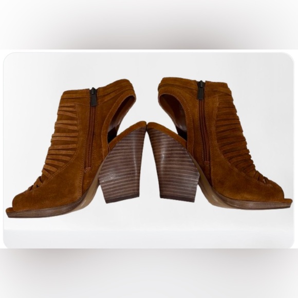 Nearly new size 7 1/2 Vince Camuto Heels - Picture 4 of 7